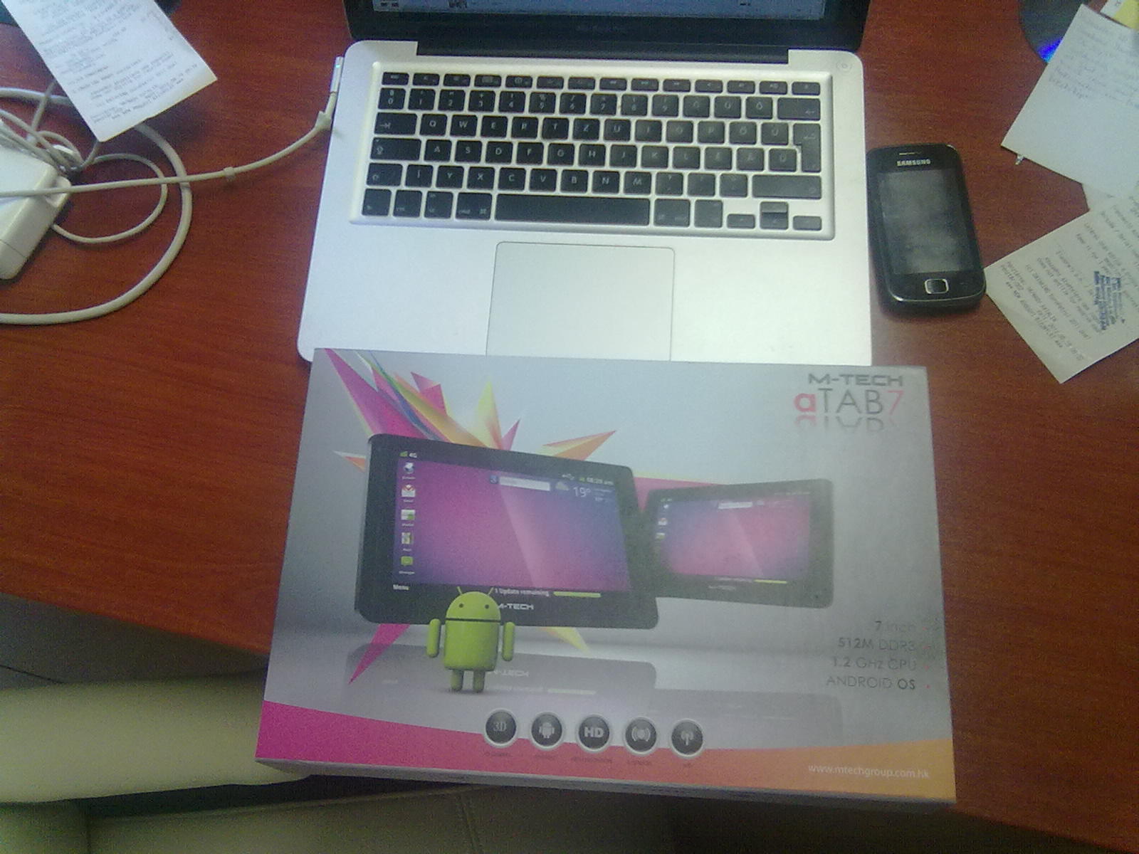 A MackBook és a Samsung telefon nem a játék tárgya :)